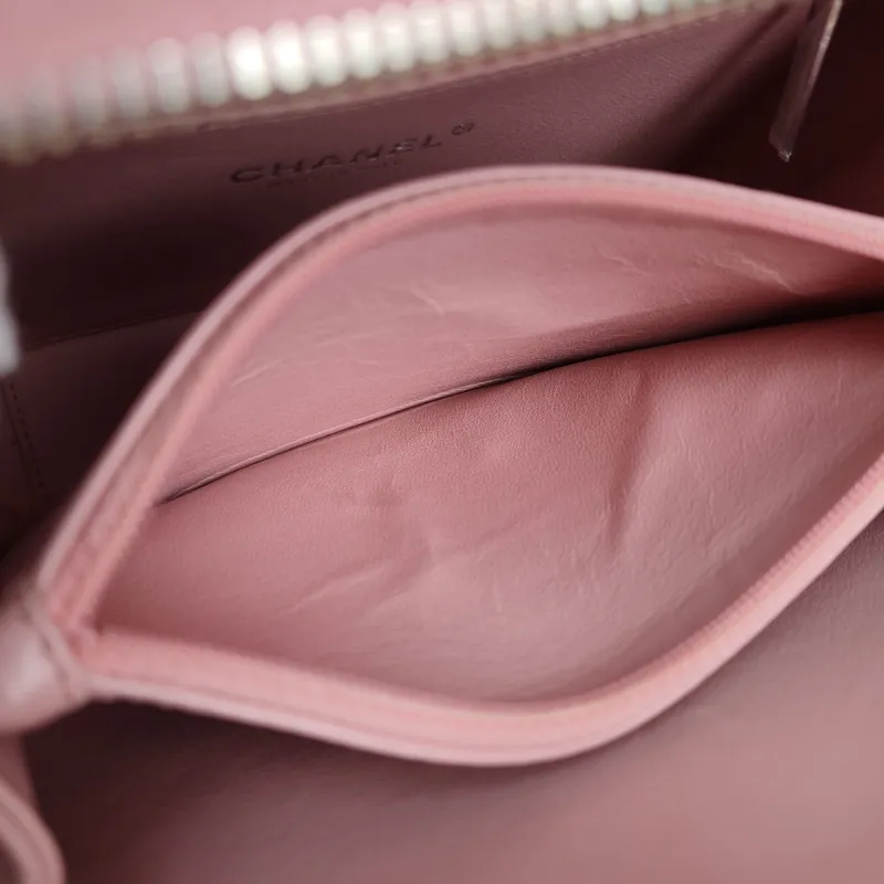 Chanel Crossbody Bag CC Filigree Vanity Cosmetic Bag White Grained Calfskin Medium21 × 8 × 16 cm — detail view 6 of 15