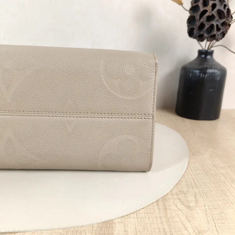 Louis Vuitton Shoulder Bag Onthego Medium Monogram Empreinte Embossed Calfskin Medium 35 × 14 × 27 cm — detail view 6 of 11