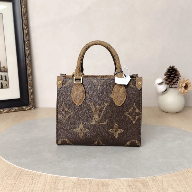 Louis Vuitton Crossbody Bag Onthego BB Monogram PVCBB18 × 8.5 × 15 cm — cover view 4 of 5