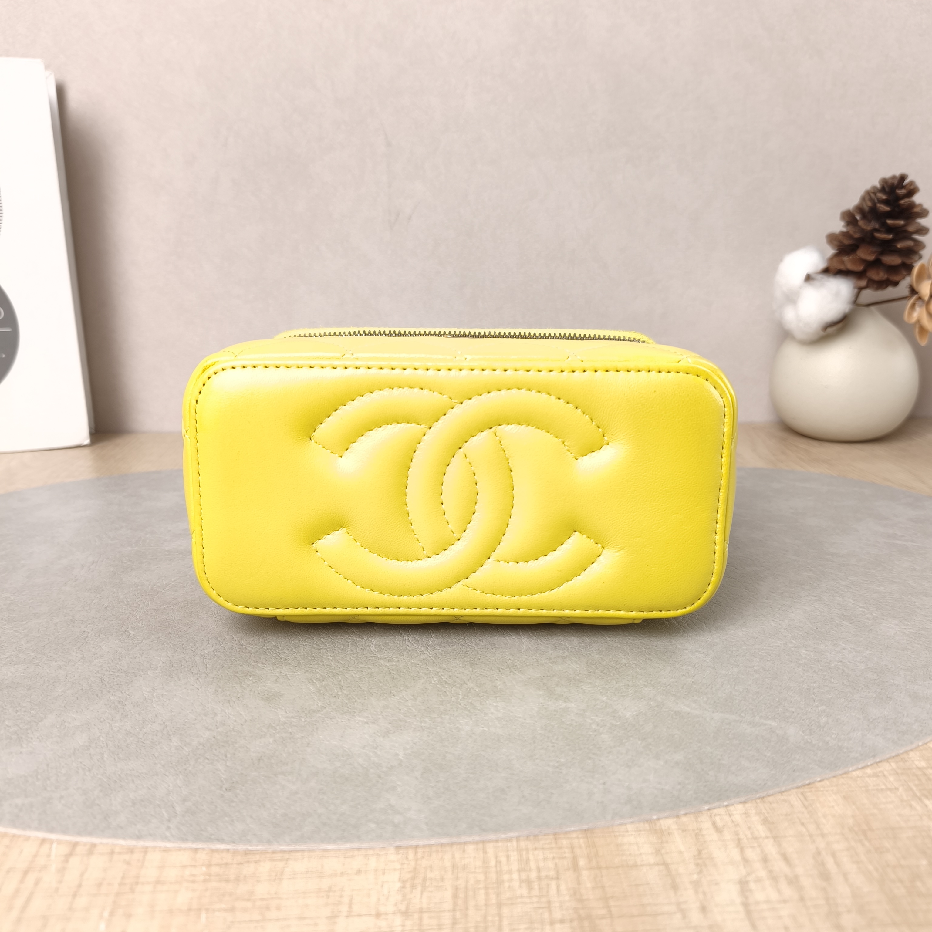 Chanel Crossbody Bag Edition Yellow Lambskin One Size16 × 8 × 9.5 cm — cover view 4 of 5
