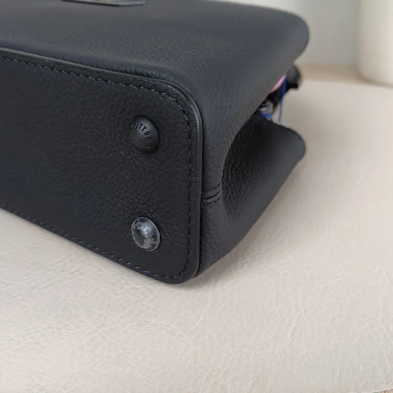 Louis Vuitton Crossbody Bag Capucines East West Black Calfskin Mini 22 × 8 × 12 cm — detail view 11 of 13