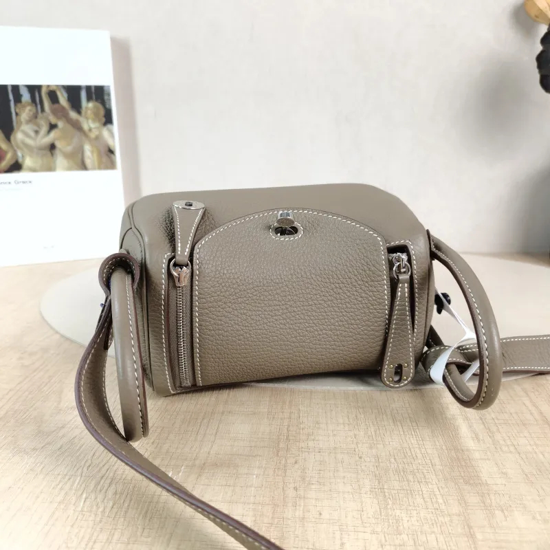 Hermès Crossbody Bag Lindy Mini 1918 TC Calfskinmini19 × 9.5 × 13 cm — detail view 12 of 12