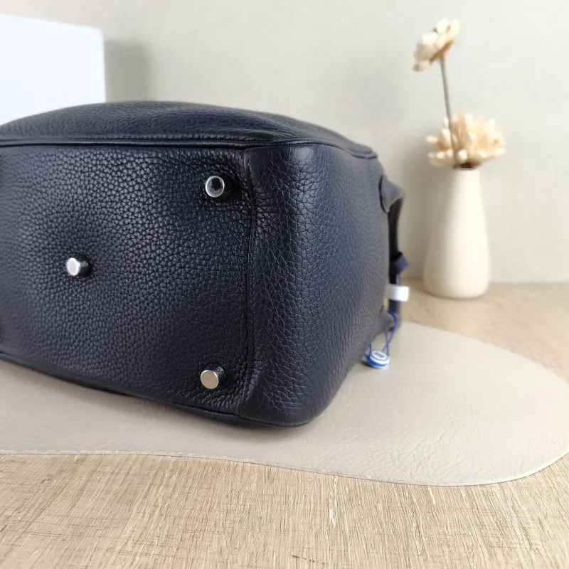 Hermès Crossbody Bag Lindy 26 Navy TC Calfskin Small 26 × 12 × 18 cm A Conditioned — detail view 1 of 10