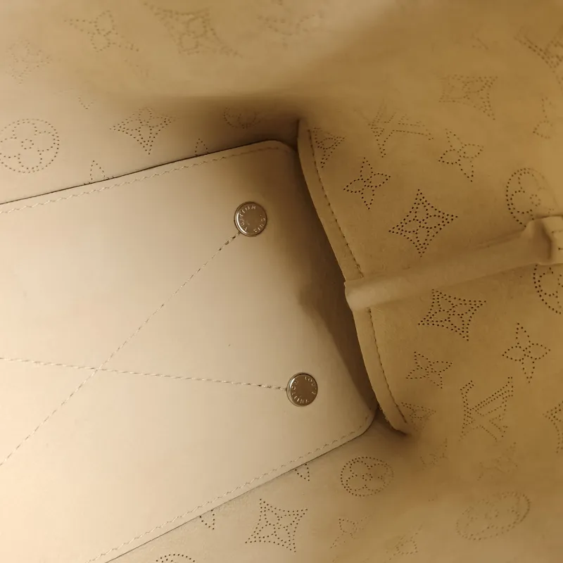 Louis Vuitton Crossbody Bag BELLA Calfskin One Size 22 × 14 × 19 cm — detail view 6 of 9