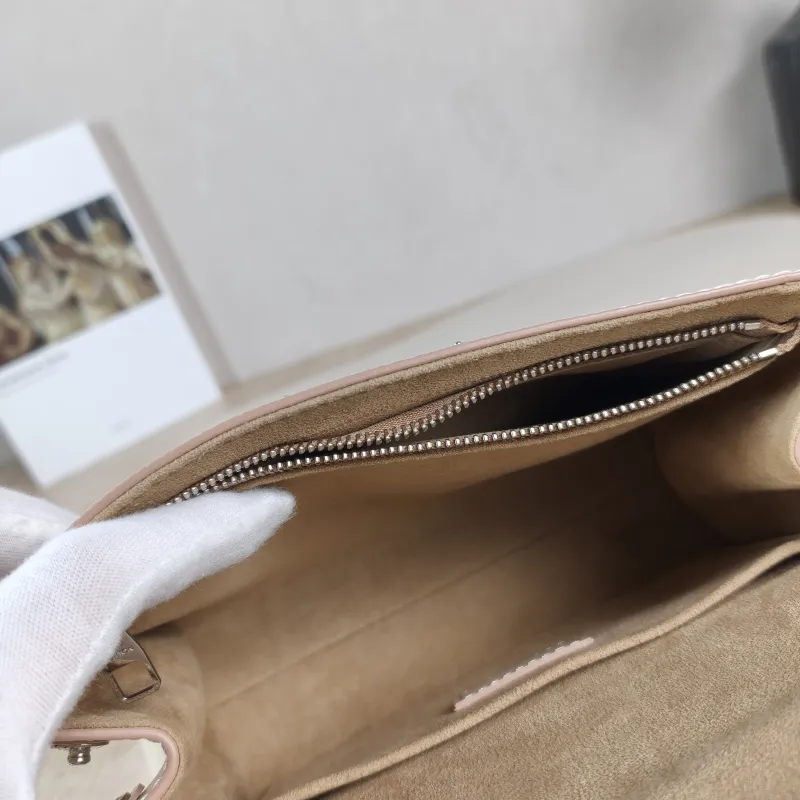 Louis Vuitton Crossbody Bag CLUNY White Epi Embossed Calfskin Mini 20 × 7.5 × 16 cm — detail view 5 of 14