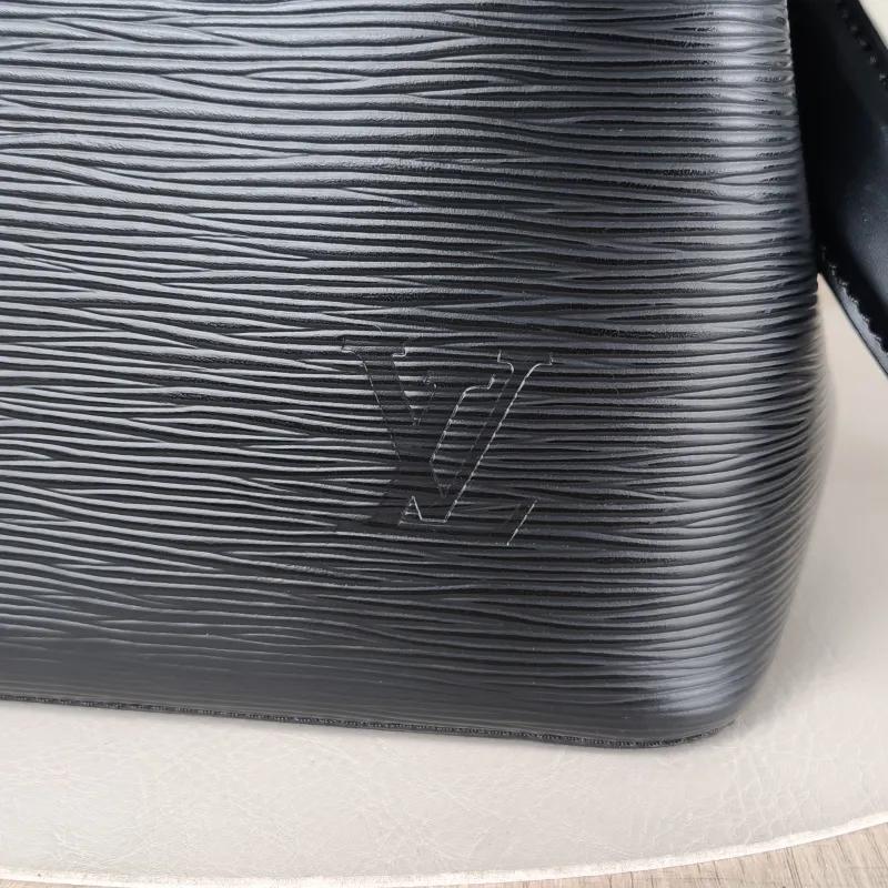 Louis Vuitton Shoulder Bag NÉONOÉ Bucket Bag Black Epi Embossed Calfskin Medium 26 × 17.5 × 26 cm — detail view 6 of 11