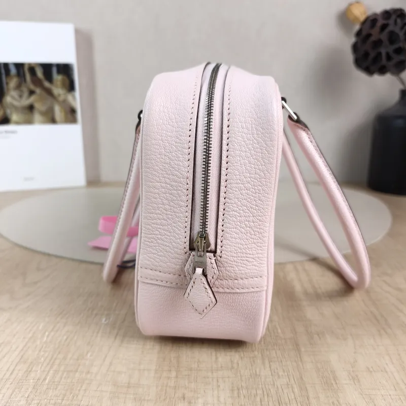 Hermès Shoulder Bag Plume 21 M7 Lambskin Mini 21 × 8 × 15 cm w — detail view 1 of 11