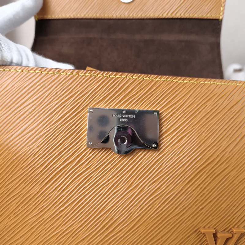 Louis Vuitton Crossbody Bag CLUNY Yellow Epi Embossed Calfskin Mini 20 × 7.5 × 16 cm — detail view 2 of 15