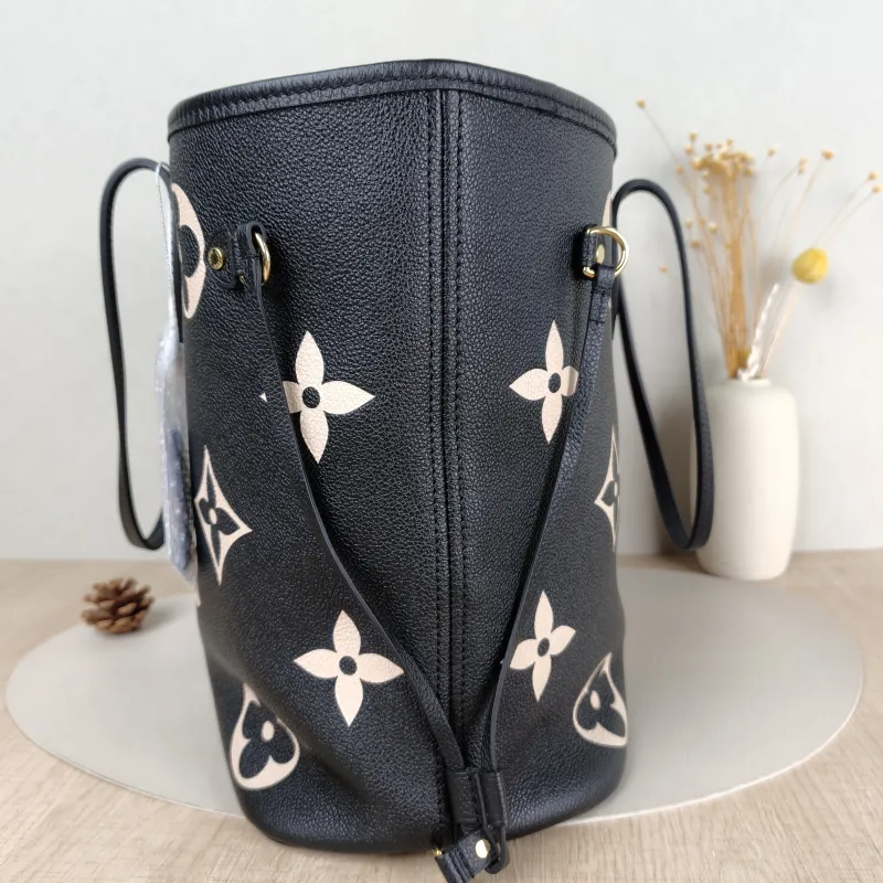 Louis Vuitton Shoulder Bag Neverfull Black · White Calfskin Medium 31 × 14 × 28 cm — detail view 3 of 10
