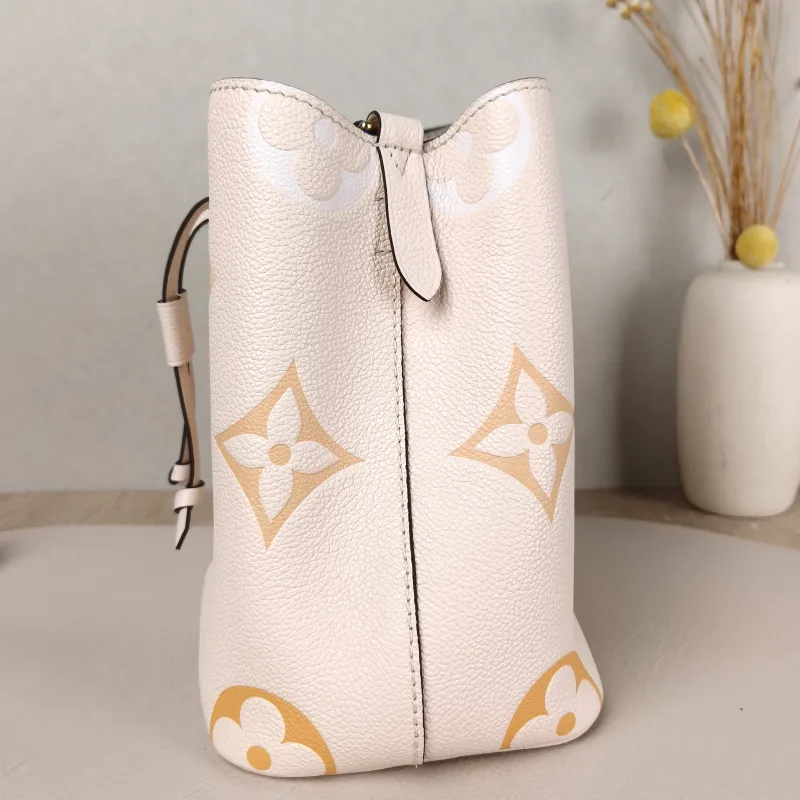 Louis Vuitton Crossbody Bag NÉONOÉ Bucket Bag BB Monogram Empreinte Embossed Calfskin BB 20 × 13 × 20 cm — detail view 8 of 11