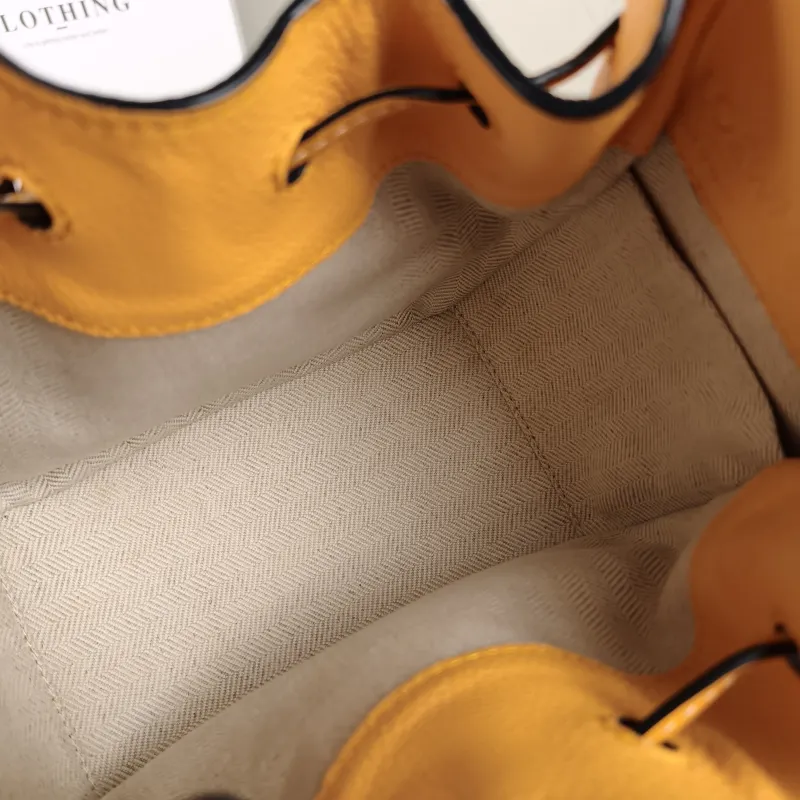 LOEWE Crossbody Bag Hammock Calfskinmini17 × 11 × 19.5 cm — detail view 2 of 11