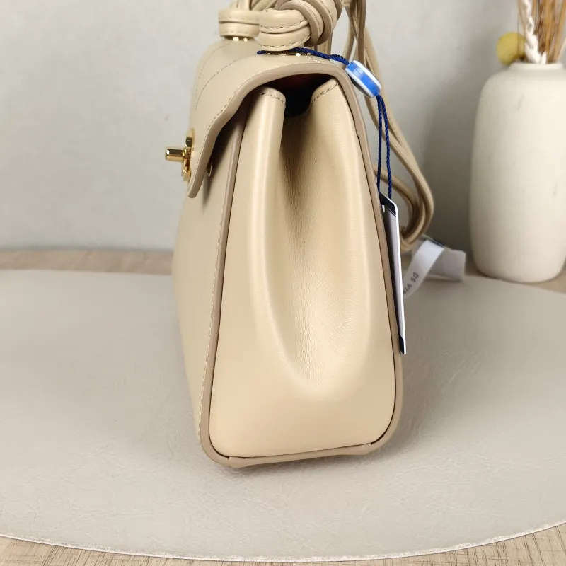 Chanel Shoulder Bag Beige Calfskin Small 22 × 8 × 16 cm — detail view 6 of 13
