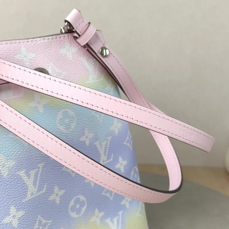 Louis Vuitton Shoulder Bag NÉONOÉ Bucket Bag PVC Medium 26 × 17.5 × 26 cm — detail view 1 of 9