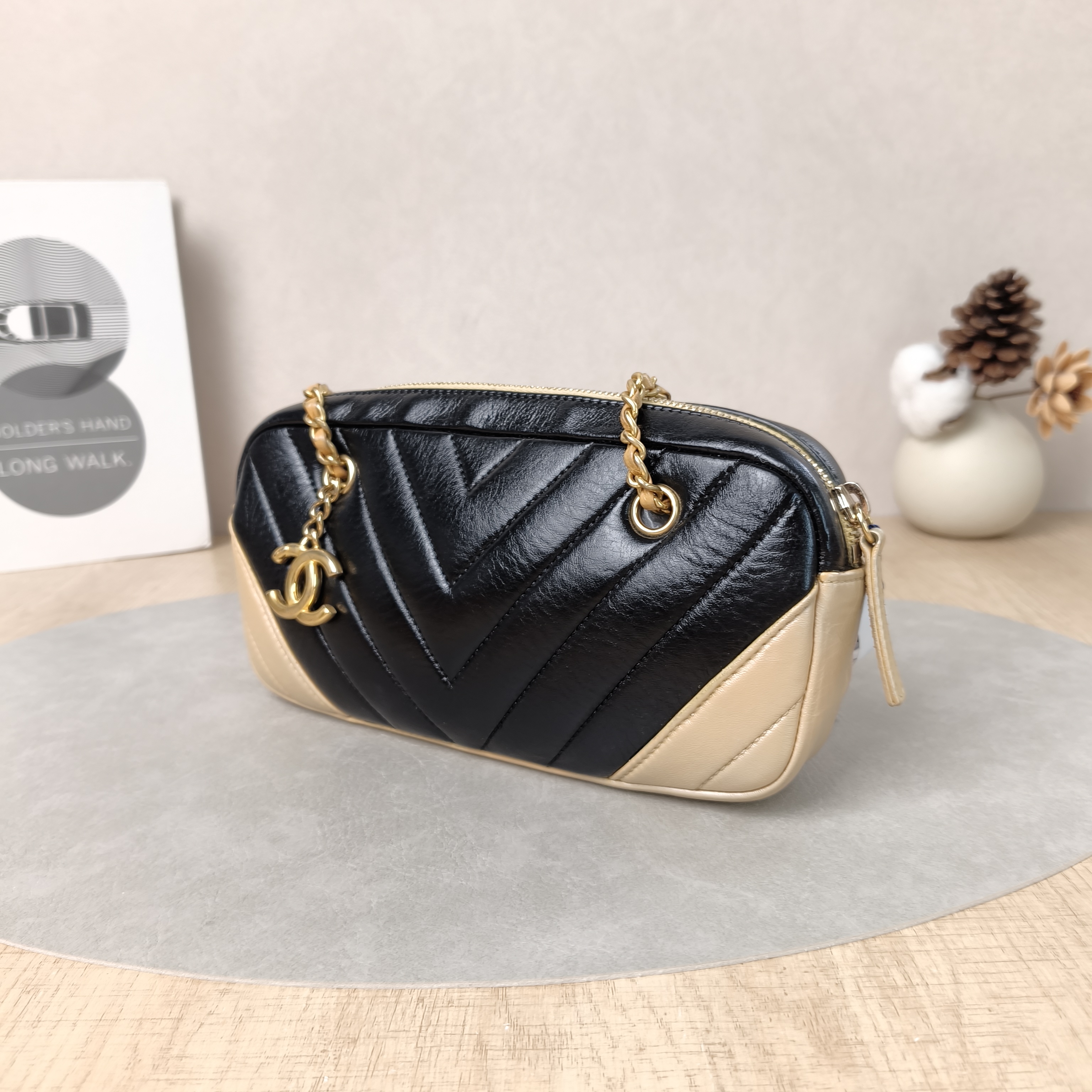 Chanel Shoulder Bag V Camera Bag Black Colorblock One Size22 × 4 × 11 cm — cover view 6 of 6