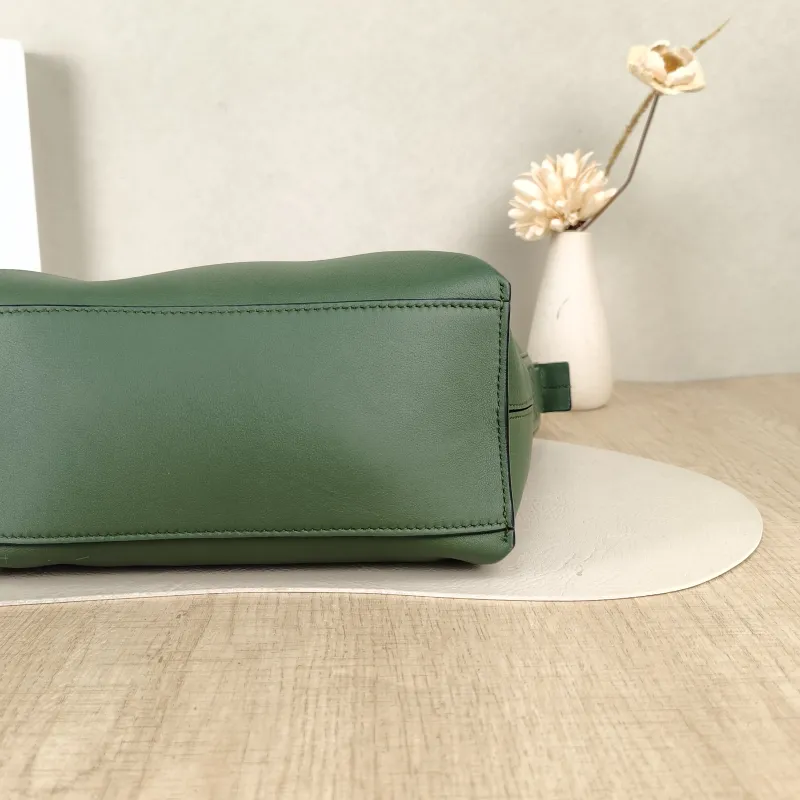 LOEWE Crossbody Bagcubi Crossbody Bag Green Calfskin Small20 × 11 × 15 cm — detail view 7 of 14