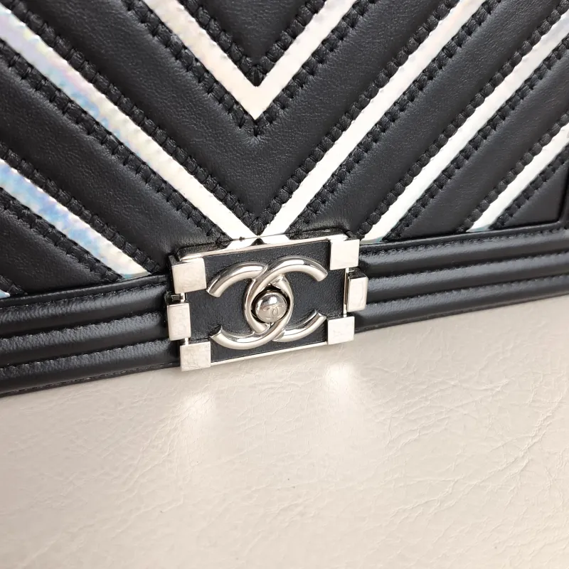 Chanel Crossbody Bagv leboy Black Lambskin Medium25 × 9 × 15 cm — detail view 5 of 11