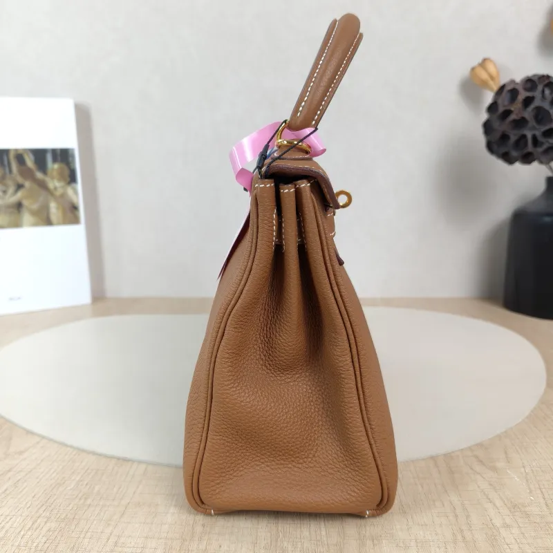 Hermès Shoulder Bag Kelly 25 Gold-Tone Hardware 37Gold Togo Calfskin Small 25 × 7 × 17 cm — detail view 12 of 14