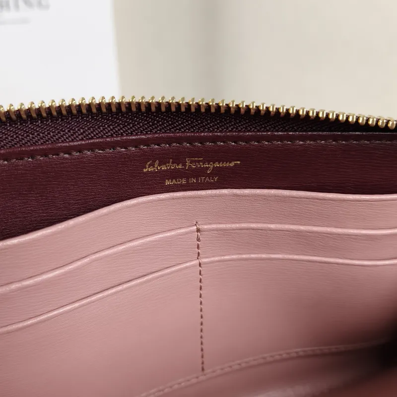 FERRAGAMO Wallet Wallet Red Calfskin One Size19 × 2 × 10.5 cm — detail view 4 of 11