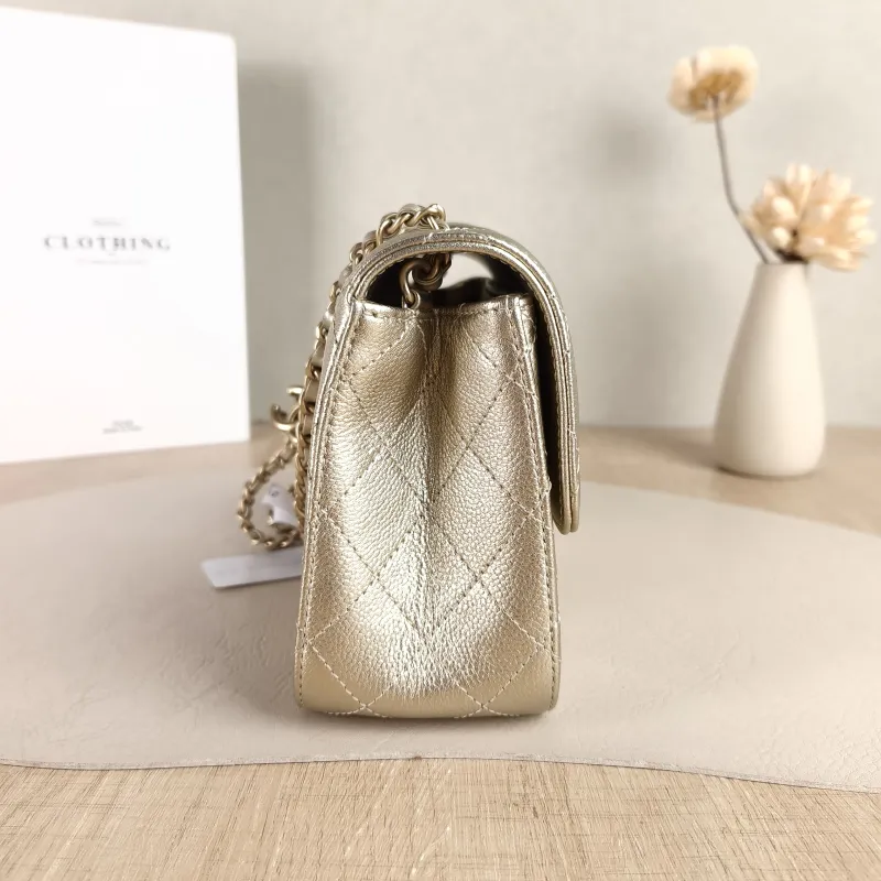 Chanel Crossbody Bag c Grained Calfskin Mini 17 × 8 × 13.5 cm — detail view 11 of 12