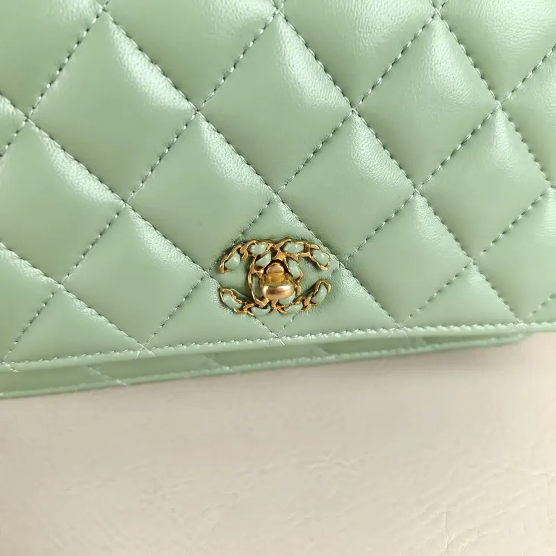 Chanel Crossbody Bag Edition woc Green Lambskin Mini 19.2 × 3.5 × 12.3 cm — detail view 6 of 13