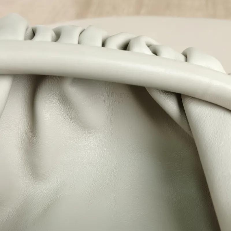 Bottega Veneta Clutch The Pouch Clutch White Calfskin Mini 22 × 5 × 13 cm — detail view 5 of 9