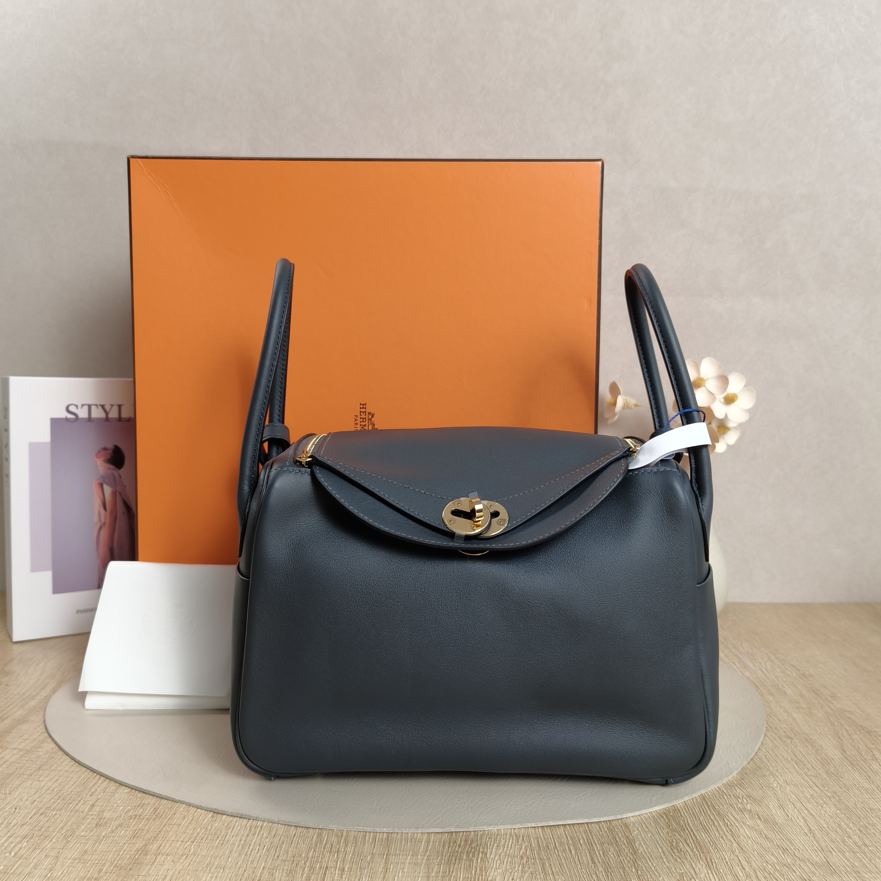 Hermès Crossbody Bag Lindy 26H0 89Black Calfskin Small26 × 12 × 18 cm — cover view 6 of 12