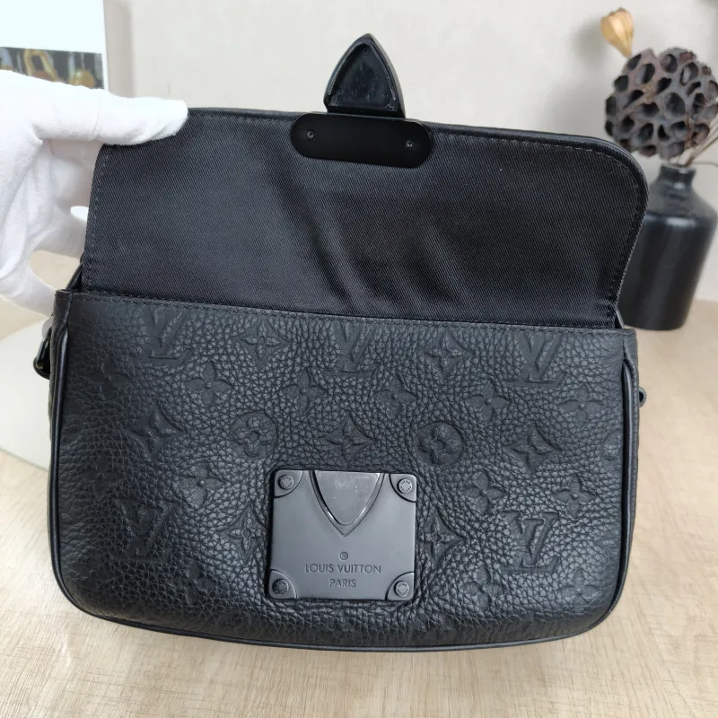 Louis Vuitton Crossbody Bag S Lock Messenger Bag Black Calfskin One Size22 × 8 × 18 cm — detail view 9 of 15
