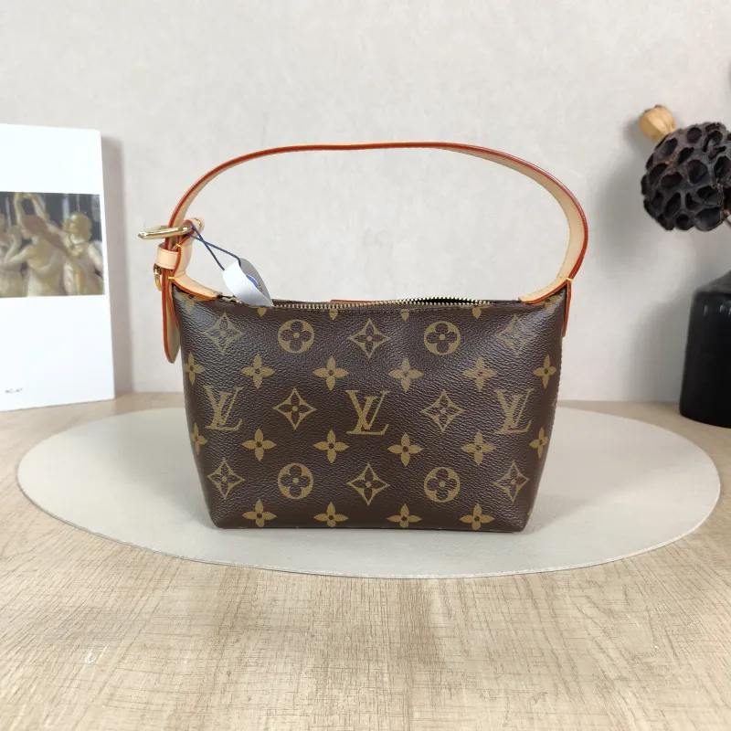 Louis Vuitton Shoulder Bag Pochette Hills Monogram PVC One Size 18.5 × 6.5 × 11 cm — cover view 3 of 6