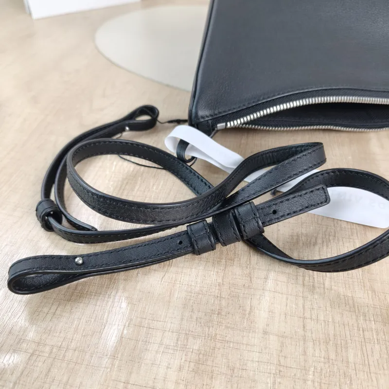 LOEWE Shoulder Bag Hammock Hobo Hobo Black Calfskin Mini 28 × 9.5 × 17 cm — detail view 5 of 9