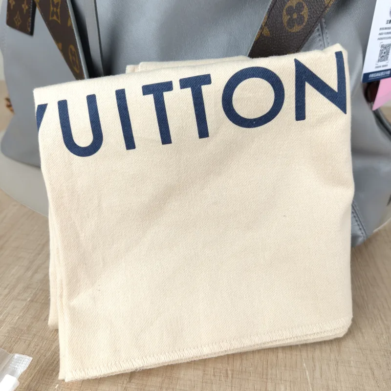 Louis Vuitton Crossbody Bag Carryall Vibe Grey SL ambskin Medium39 × 15 × 30 cm — detail view 15 of 15