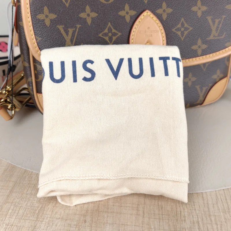 Louis Vuitton Crossbody Bag Diane Baguette Bag Shoulder Strap PVC Small 24 × 9 × 15 cm — detail view 13 of 15