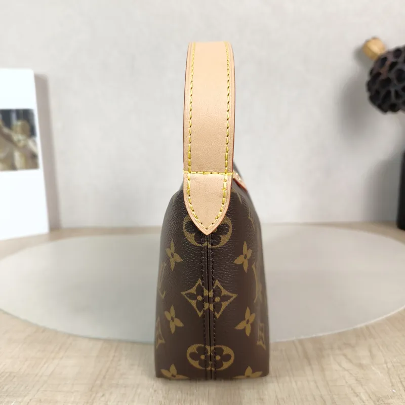 Louis Vuitton Shoulder Bag Pochette Hills Monogram PVC One Size 18.5 × 6.5 × 11 cm — detail view 7 of 10