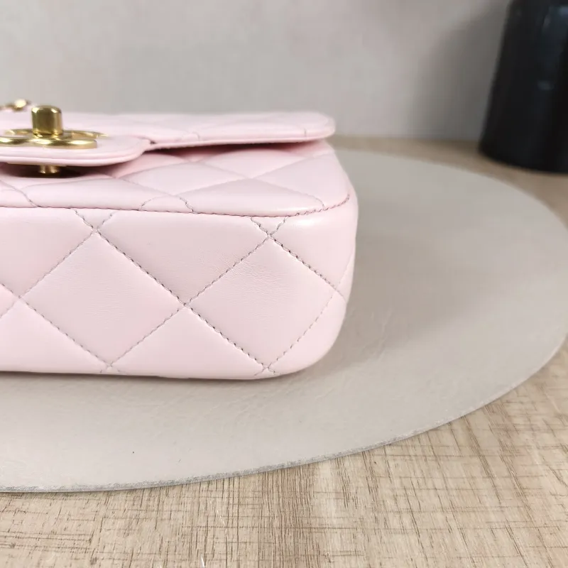 Chanel Crossbody Bag 24a Pearl Pink Lambskin Mini 19 × 7 × 13 cm — detail view 1 of 11