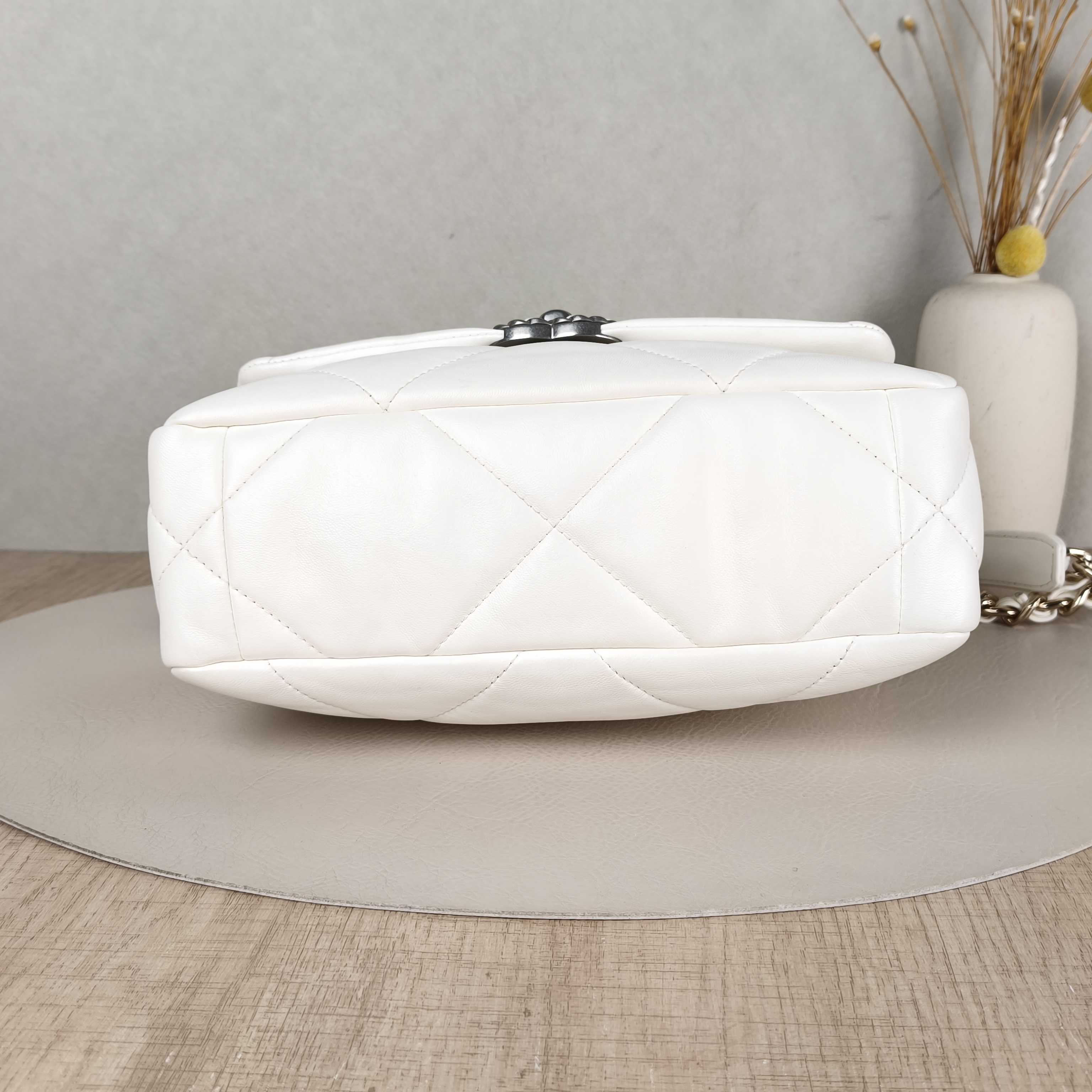 Chanel Crossbody Bag19Bag White Lambskin Small26 × 9 × 16 cm — cover view 2 of 5