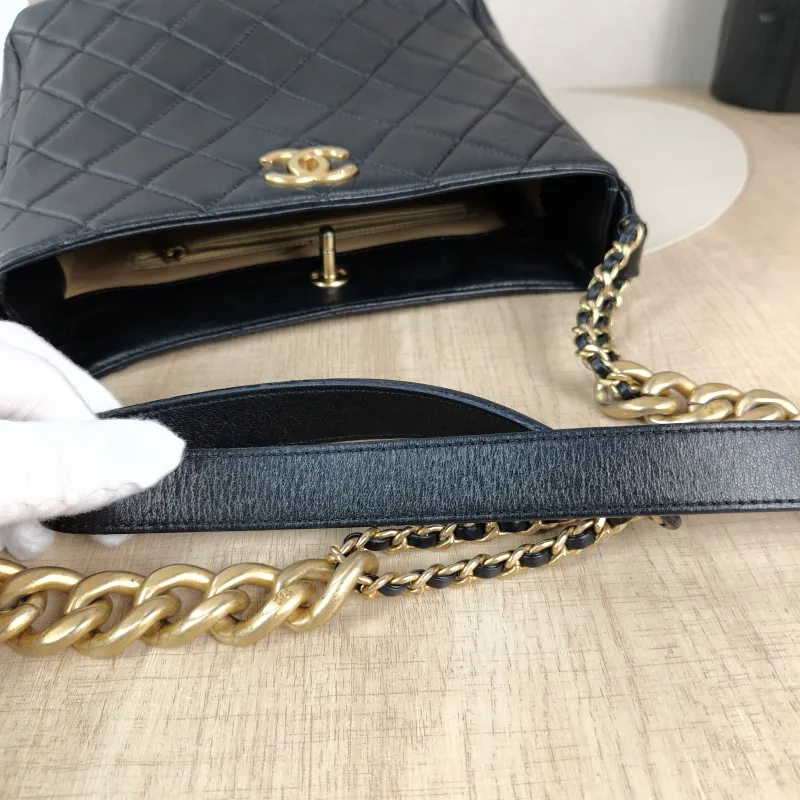Chanel Shoulder Bag hobo Black with Gold-Tone Hardware Lambskin One Size 22 × 9 × 19 cm — detail view 7 of 11