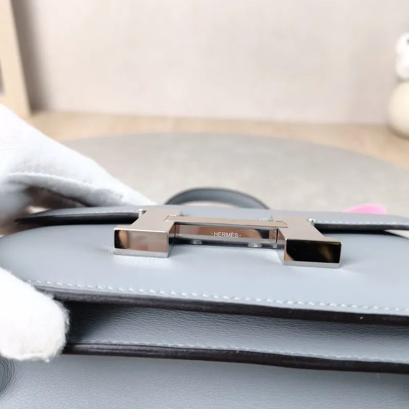 Hermès Crossbody Bag Constance 19 Silver-Tone Hardware Swift Calfskin Mini 19 × 4 × 15 cm K — detail view 7 of 13