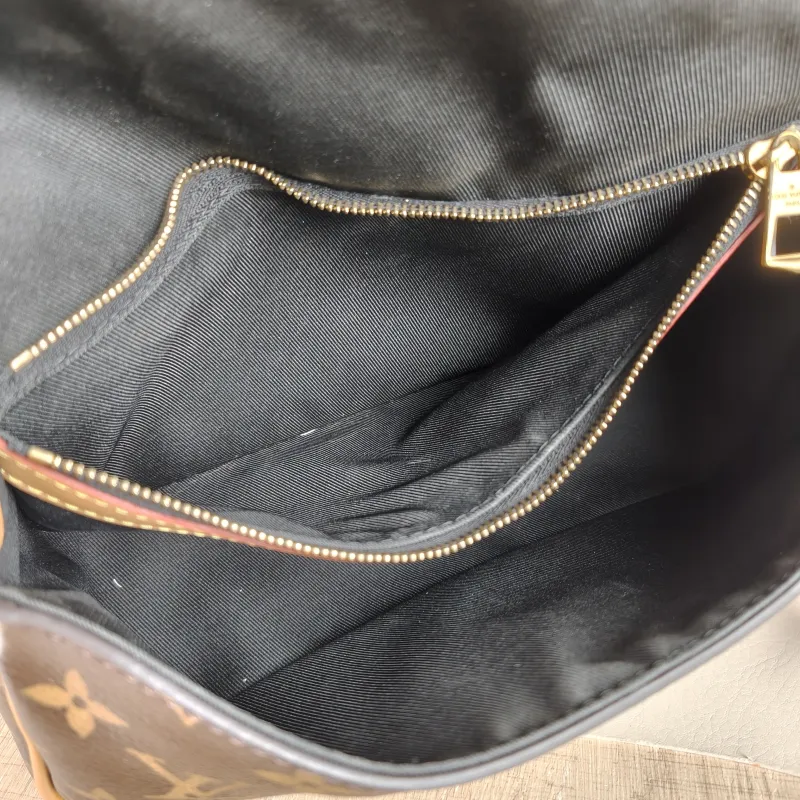 Louis Vuitton Crossbody Bag Diane Baguette Bag Shoulder Strap PVC Small 24 × 9 × 15 cm — detail view 6 of 12