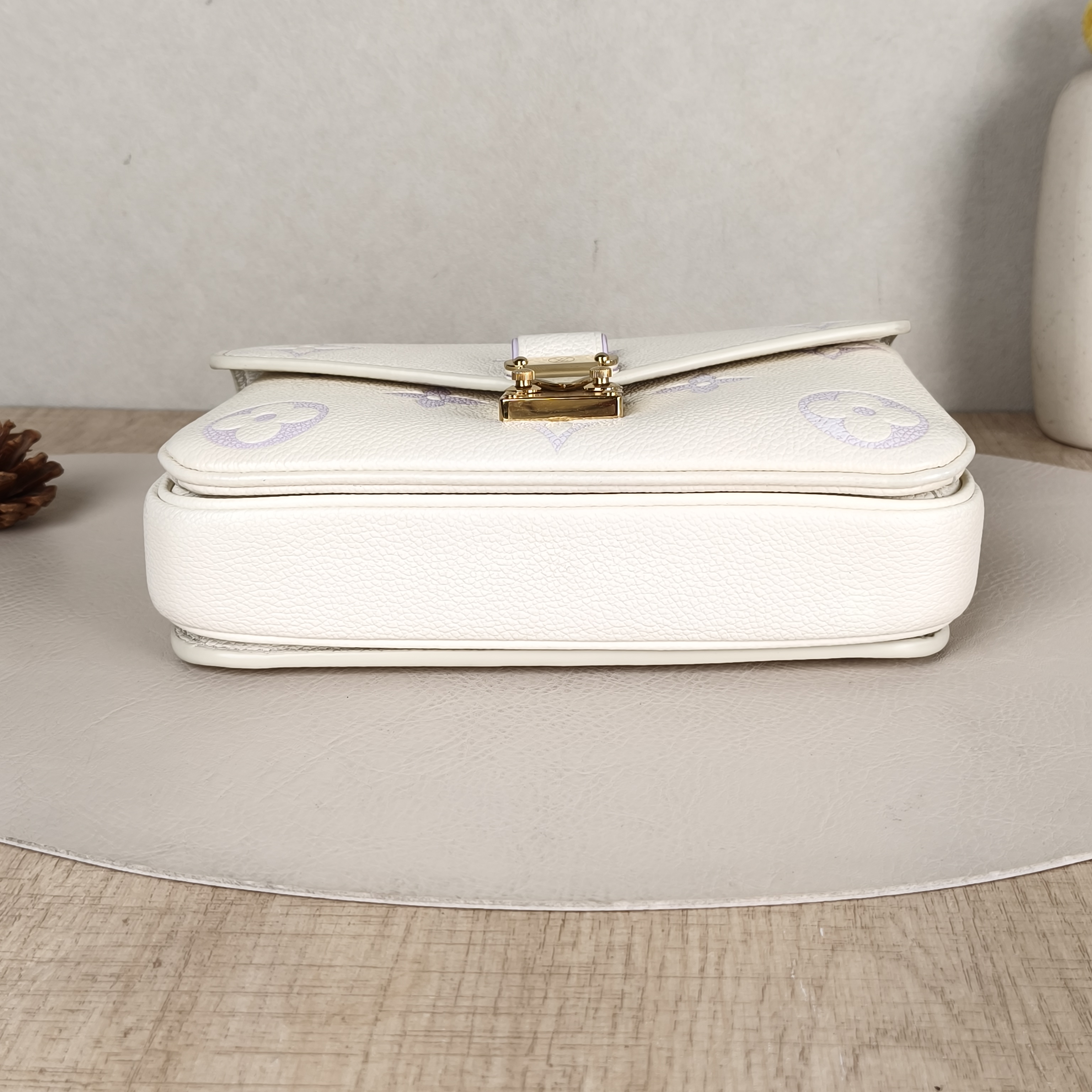 Louis Vuitton Crossbody Bag Pochette Métis East West White · Empreinte Embossed Calfskin Small21.5 × 6 × 13.5 cm — cover view 3 of 5