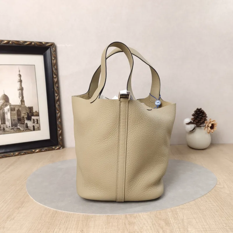 Hermès Top Handle Bag Picotin Lock 22 22S2 Taurillon Clemence TC Calfskin Medium22 × 17 × 21 cm