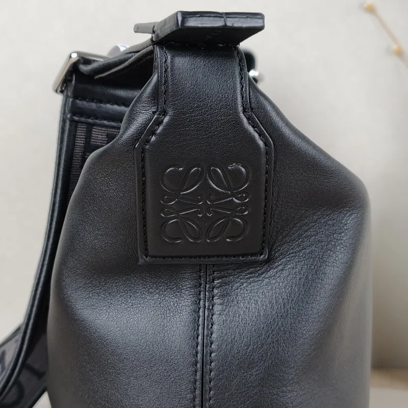 LOEWE Crossbody Bagcubi Crossbody Bag Black Calfskin Small29.5 × 10 × 22 cm — detail view 3 of 10