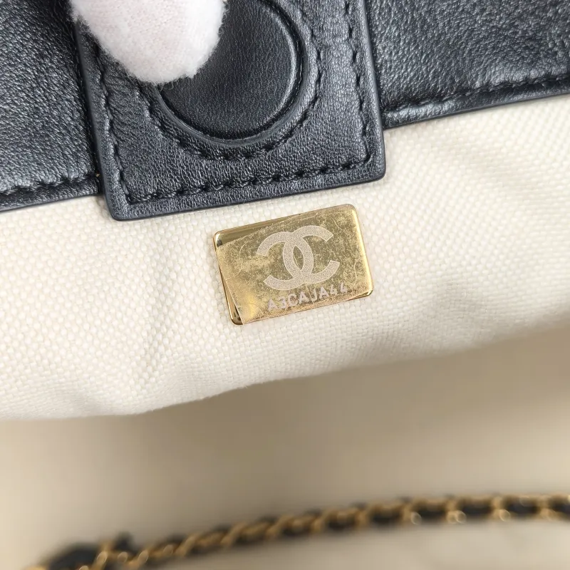 Chanel Crossbody Bag26s Bucket Bag Black Lambskin Small26 × 11 × 19 cm — detail view 12 of 14