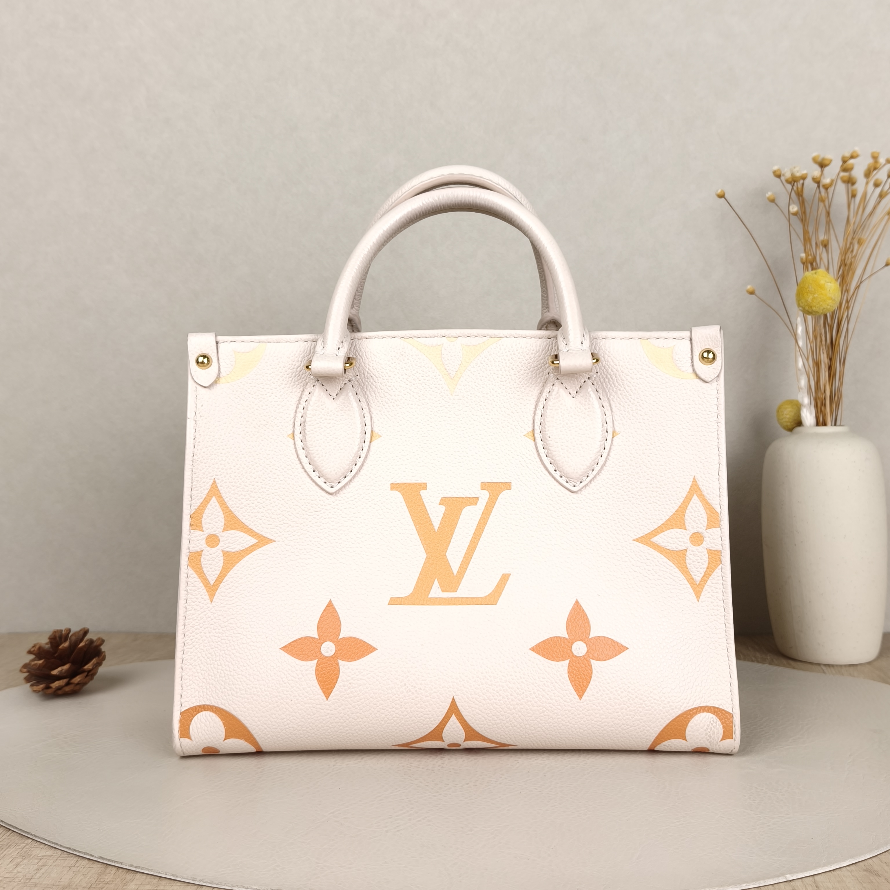 Louis Vuitton Shoulder Bag Onthego White Empreinte Embossed Calfskin Monogram Small25 × 11.5 × 19 cm — cover view 4 of 5