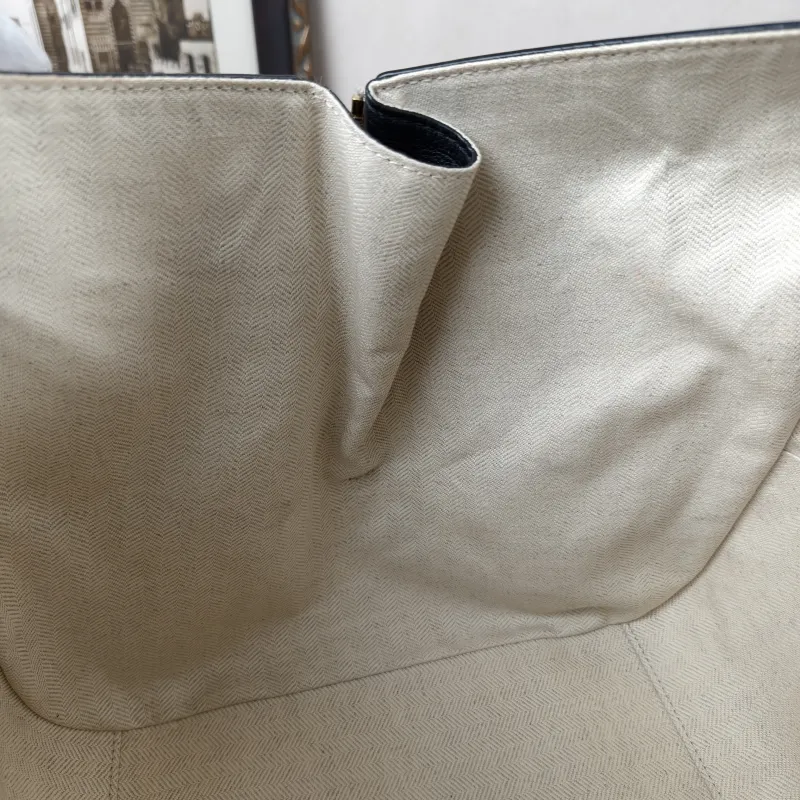 LOEWE Crossbody Bag Hammock Colorblock Calfskin Medium29 × 14 × 32 cm — detail view 2 of 12