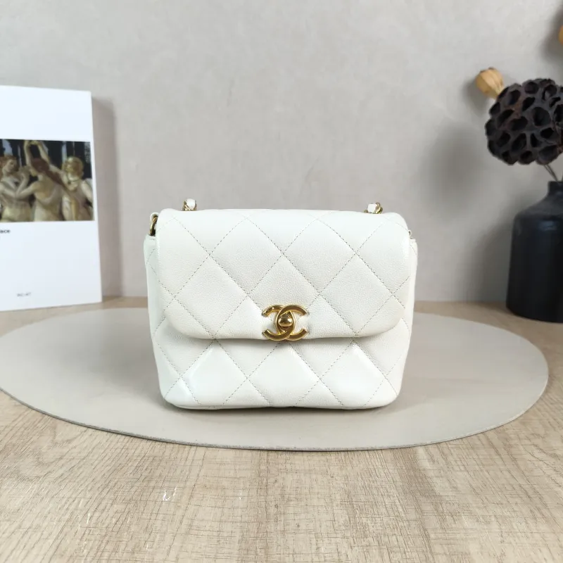 Chanel Crossbody Bag Edition White Calfskin One Size17 × 7 × 13 cm