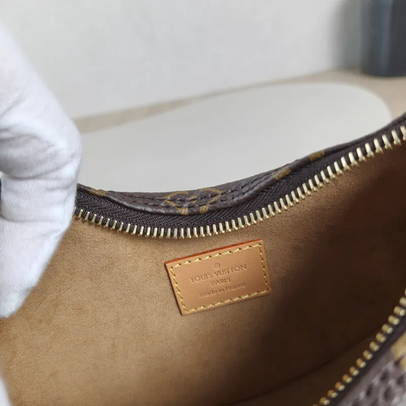 Louis Vuitton Crossbody Bag Loop Monogram PVC Small 23 × 6 × 13 cm — detail view 2 of 10