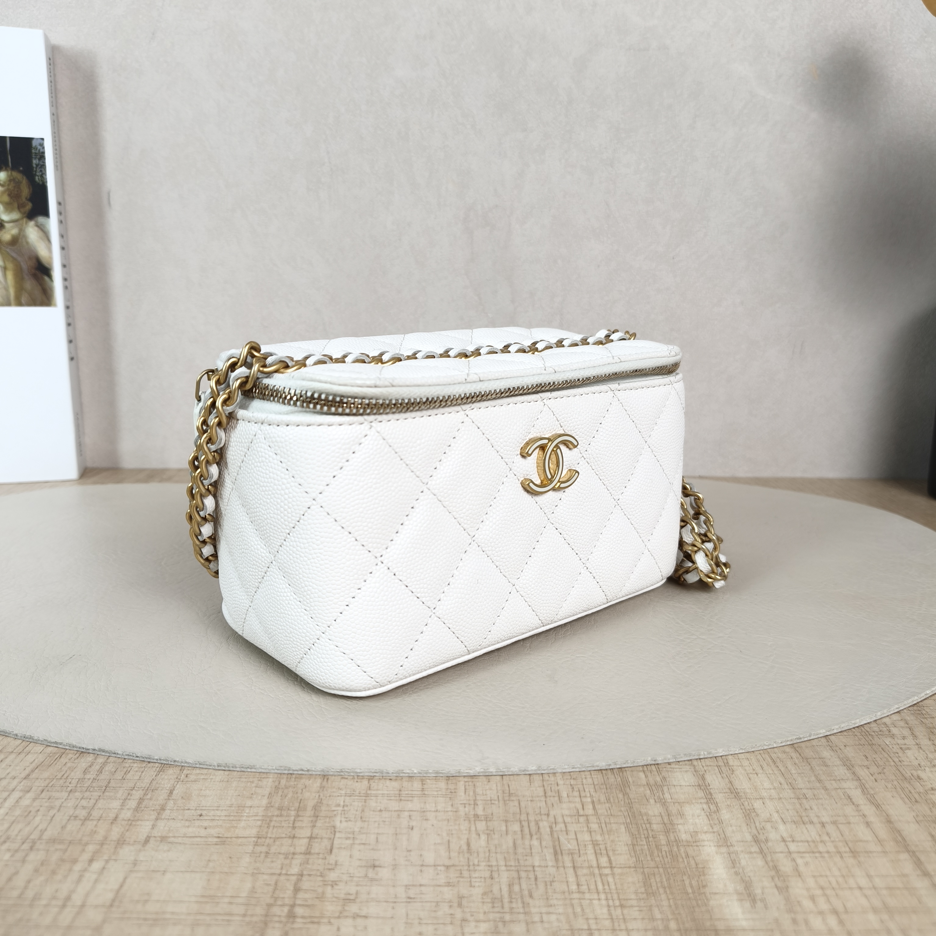 Chanel Crossbody Bag Edition White Grained Calfskin One Size16 × 8 × 9.5 cm — cover view 5 of 6