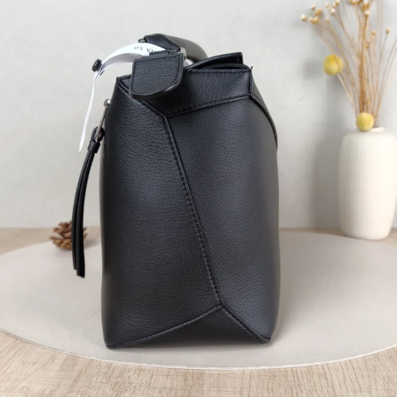 LOEWE Shoulder Bag Puzzle Black CC alfskin Medium 29 × 14 × 19.5 cm — detail view 9 of 13