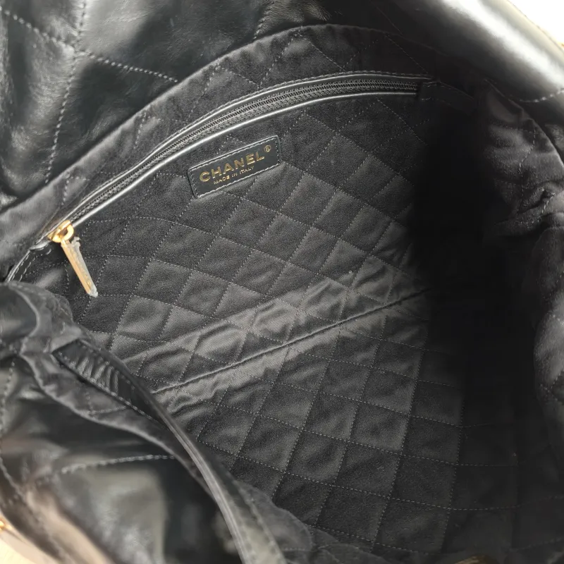 Chanel Shoulder Bag22Bag Black CC alfskin Small35 × 7 × 37 cm — detail view 11 of 14