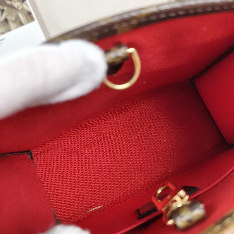 Louis Vuitton Crossbody Bag Onthego BB Monogram PVC BB 18 × 8.5 × 15 cm — detail view 10 of 12