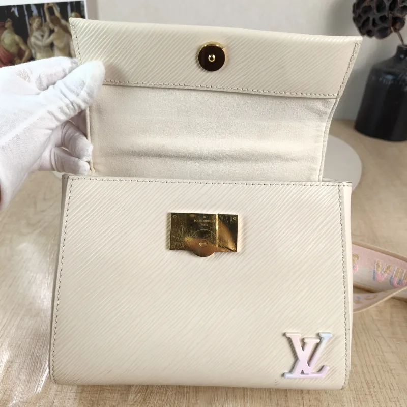 Louis Vuitton Crossbody Bag CLUNY White Epi Embossed Calfskin Mini 20 × 7.5 × 16 cm — detail view 8 of 12